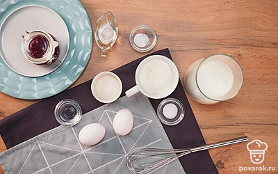Подготовьте необходимые ингредиенты. Муку просейте, яйца предварительно вымойте. Молоко заранее достаньте из холодильника и немного нагрейте (примерно до 40 °С).