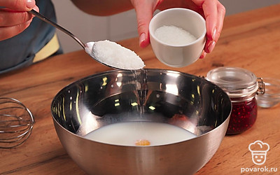 Начните готовить тесто для блинов. Возьмите глубокую миску и налейте в нее молоко. К нему добавьте яйца, соль и сахар. Если вы любите сладкие блины, добавьте больше сахара. Хорошо перемешайте.