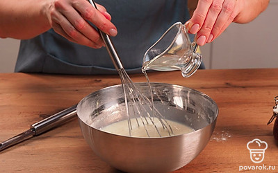 Постепенно подсыпайте муку. Следите за консистенцией теста. Оно должно получиться немного более жидким, чем сметана. После этого влейте в тесто растительное масло и опять перемешайте.