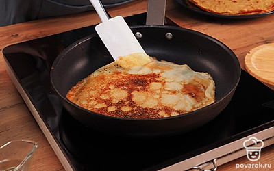 Разогрейте сковороду с небольшим количеством масла. Здесь важно, чтобы сковорода была раскаленной. Налейте на сковороду тесто и распределите его по поверхности. Уменьшите огонь и дайте блину пропечься примерно по 3-4 минуты с каждой стороны. Блинчики должны получиться золотистые и подрумяненные с обеих сторон. Повторите этот шаг для оставшегося теста (масло можно больше не наливать).