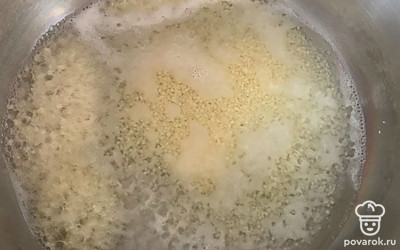 Вскипятите воду, посолите и добавьте кускус.