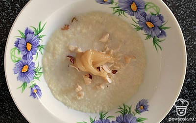 Добавьте мед и орехи.