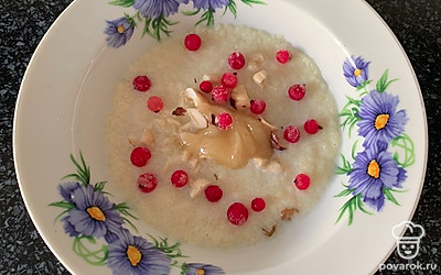 Перед подачей украсьте красной смородиной.