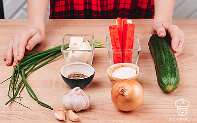 Овощи и зелень помойте и просушите бумажным полотенцем. Лук и чеснок очистите. Крабовые палочки освободите от упаковки.