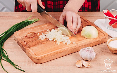 Половину лука нарежьте мелким кубиком и выложите в глубокую миску.