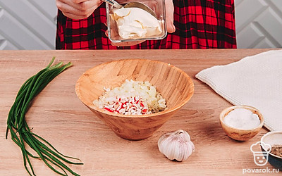 В миску добавьте майонез, соль и перец по вкусу и хорошенько перемешайте.