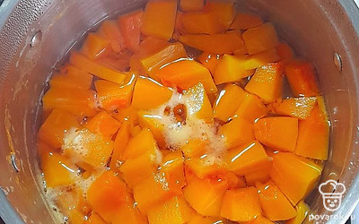 Сварить тыкву в небольшом количестве воды. 