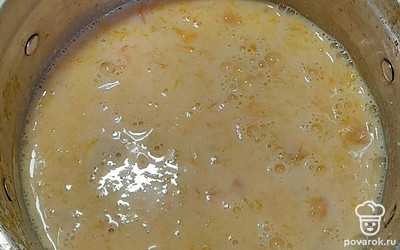 Влить молоко, всыпать сахар и соль. Довести до кипения. Каша готова.