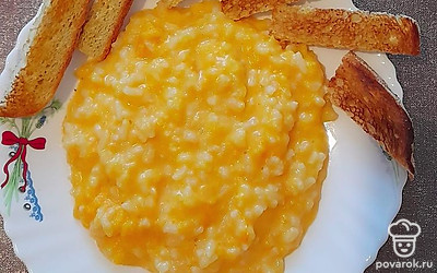 Подавать блюдо можно с гренками. 