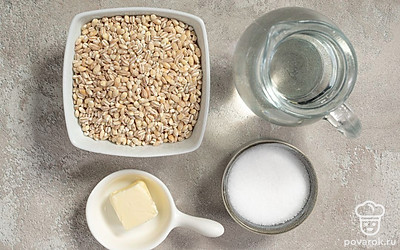 Хорошо промойте перловку. Вскипятите 1 стакан воды. Подготовьте горшочки с крышками.