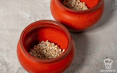 Разложите промытую перловку по горшочкам.