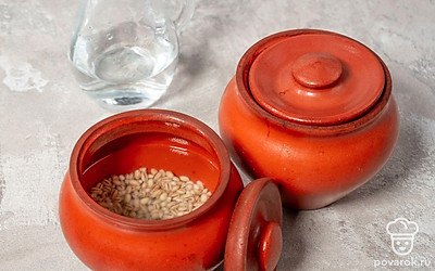 Разлейте по горшочкам 3 стакана воды так, чтобы ее было поровну, и накройте крышками. Поставьте горшочки в холодную духовку и включите ее нагреваться до 220℃. Оставьте кашу томиться на 1 час.