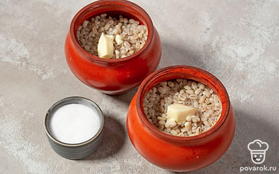 Аккуратно достаньте горячие горшочки, откройте крышки и положите в кашу сливочное масло. Добавьте соль.