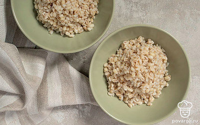 Выложите перловую кашу в пиалы и подавайте к столу.