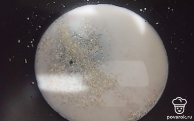 Рис хорошо промойте, выложите в чашу мультиварки, залейте молоком, добавьте сахар.