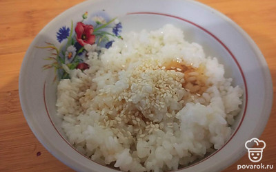 В приготовленный рис добавьте зерна кунжута и мед, хорошо перемешайте.