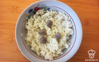 Подавайте порционно в теплом виде. Можете украсить пшеничными отрубями на ваш вкус.