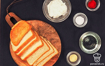 Удобно разложите все ингредиенты для приготовления. Достаньте сковороду и столовые приборы.