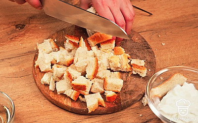 Нарежьте хлеб. Возьмите хлеб и нарежьте его ломтиками или кубиками. Их толщина не должна превышать одного сантиметра. Оставшиеся крошки не используйте, так как при жарке они сгорят.