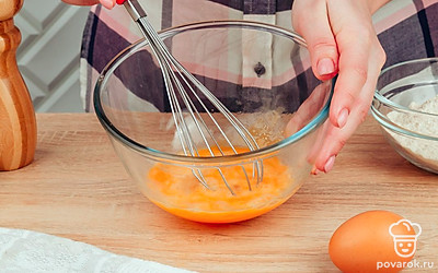 В глубокую миску добавьте яйца и хорошо взбейте.