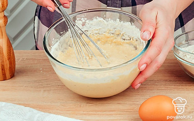 Добавьте муку в готовую смесь и хорошо все перемешайте до исчезновения комочков.