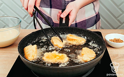 Хорошо разогрейте сковородку с подсолнечным маслом, окуните готовые кусочки сыра в кляр и обжарьте до появления золотистой корочки.