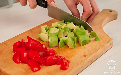 Очистите авокадо и чеснок. Авокадо и томаты нарежьте крупными кубиками.