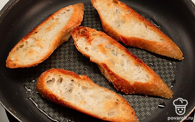 На сковороде с разогретым маслом подрумяньте хлеб (около 2 минут с каждой стороны).