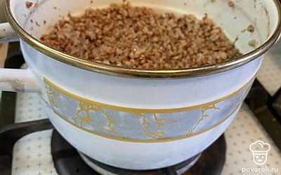 Сварите гречку на воде. Для этого 1 стакан крупы залейте 2 стаканами воды. Доведите до кипения и варите, пока гречка не вберет воду.