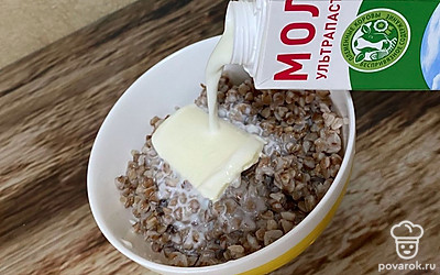 Гречку переложите в тарелку, добавьте масло и молоко.