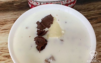 К каждой порции каши добавьте по 1 ложке шоколадной пасты.