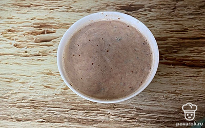 Перемешайте, дождитесь растворения масла и пасты. Получится шоколадное молоко.