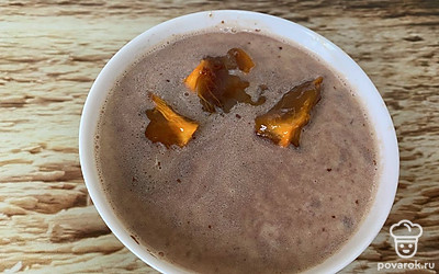 Нарежьте хурму и добавьте в кашу.