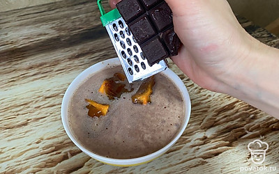 Натрите на терке шоколад и посыпьте готовое блюдо. Подавайте сразу же.