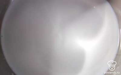 Молоко залить в кастрюлю, поставить на огонь и подождать закипания. Главное, чтобы молоко не убежало.