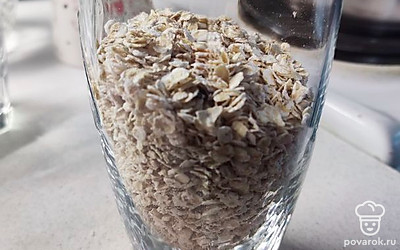 Насыпать стакан овсянки быстрого приготовления.