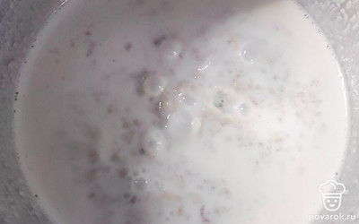 Как только молоко закипит, всыпать овсянку, соль и сахар, убавить огонь и, все время помешива, варить 5 минут. После накрыть крышкой и дать настояться 5 минут. 