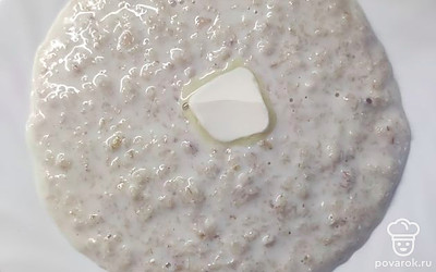 Готовую кашу выложить в тарелку, добавить сливочное масло и подать на стол. 