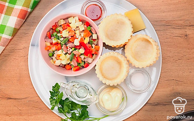 Смесь овощей предварительно разморозьте. Зелень помойте и просушите. Лучше всего для блюда подготовить острый томатный соус — с ним закуска станет пикантнее.