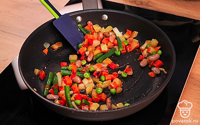 Обжарьте овощи на разогретой сковороде с маслом. Овощи будут готовы, когда в них не останестя влаги.