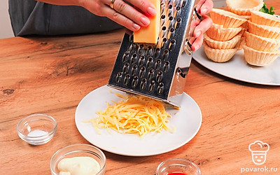 Натрите сыр на крупной терке.