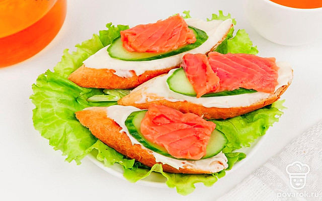 Брускетта с лососем и огурцом — Рецепт с фото