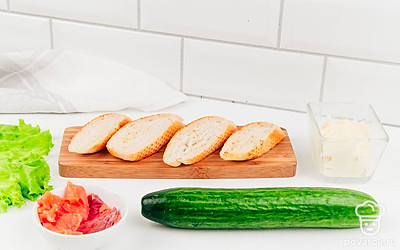 Лосось и сливочный сыр освободите от упаковки. Огурец помойте. Разогрейте духовку до 180⁰С.