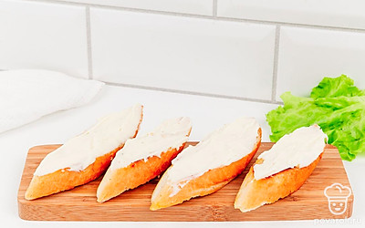 Подсушенный хлеб смажьте сливочным сыром.