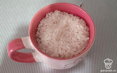 Берем рис (200 граммов). 