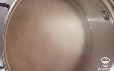 Высыпаем в кастрюлю, добавляем воду, ставим на огонь. Доводим до кипения.