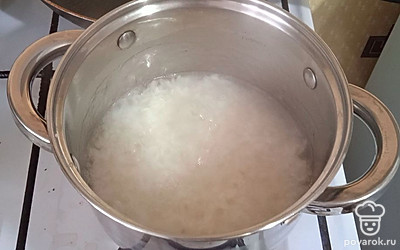 После закипания варим 10 минут. Неольшое количество воды должно остаться. При этом важно помешивать.