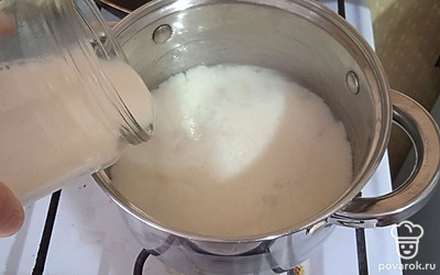 Вливаем молоко, доводим до кипения.