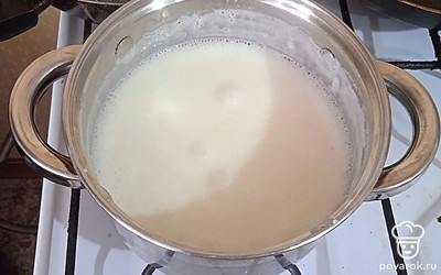 После закипания уменьшаем огонь. Постоянно помешиваем, чтобы молоко не убежало. Варим еще 10 минут.