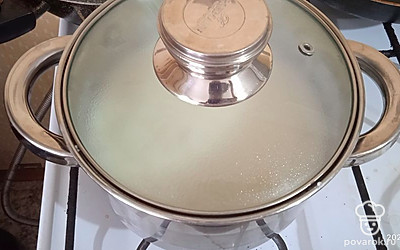 Выключаем огонь. Должно остаться небольшое количество молока. Закрываем крышкой и даем настояться еще 5-7 минут.